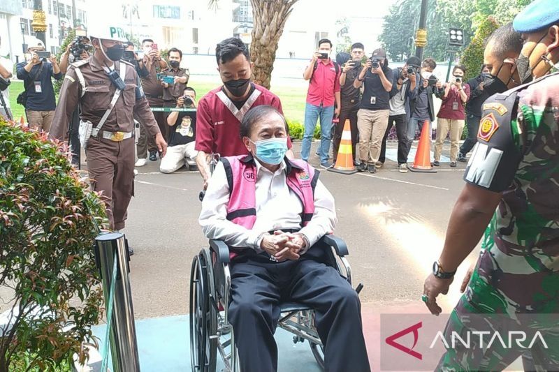 Tersangka korupsi penguasaan lahan sawit yang rugikan negara Rp 78 triliun sekaligus pemilik Duta Palma Group, Surya Darmadi di Kejaksaan Agung (Kejagung), Jakarta, Kamis (18/8/2022). [ANTARA/Laily Rahmawaty]