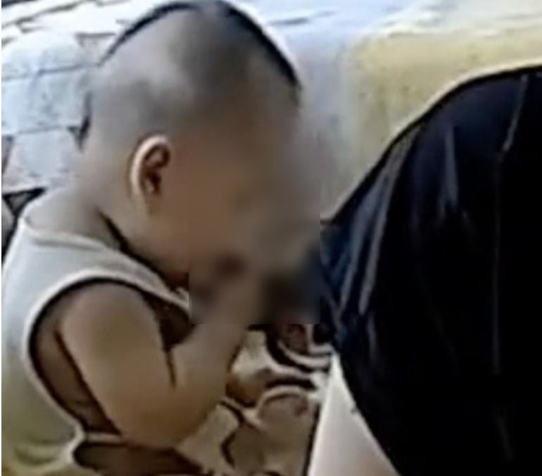 Video viral seorang ayah di China yang asyik bermain ponselnya hingga bayi laki-lakinya bermain dan memakan kotorannya sendiri viral di media sosial Weibo. [SCMP/weibo]