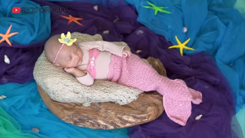 Gemas! Ini 8 Tema dan Pemotretan Baby Moana: Dari Baju Adat Hingga Mermaid Seperti Ria Ricis. (Dok: YouTube/Ricis Official)