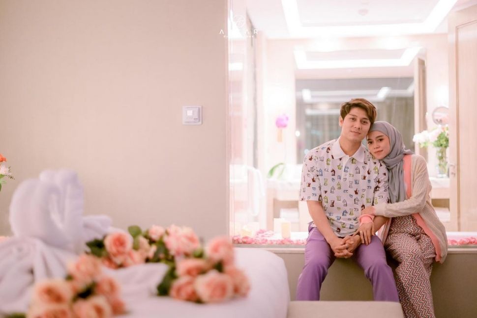 Potret Lesti Kejora dan Rizky Billar Rayakan Anniversary Pertama (instagram/@askar_photography)