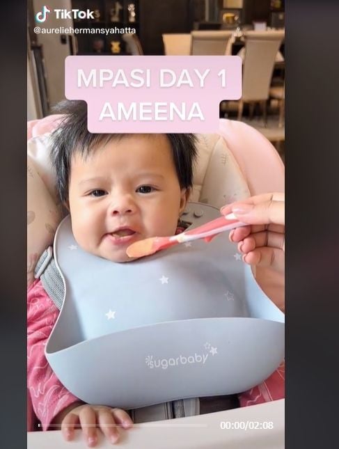 Ekspresi Lucu Ameena Pertama MPASI. (TikTok/aureliehermansyahatta)