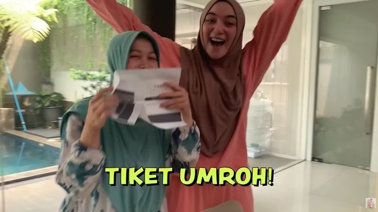 Momen Citra Kirana Beri Hadiah Umrah untuk Babysitter (YouTube/Ciky Citra Rezky)