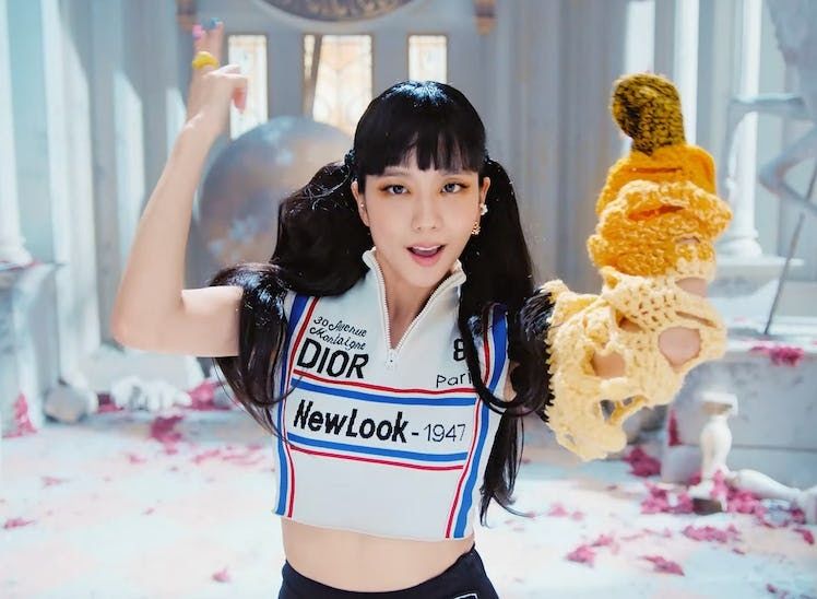 Jisoo Tampil Sporty dengan Dior (Dok: Youtube/BLACKPINK