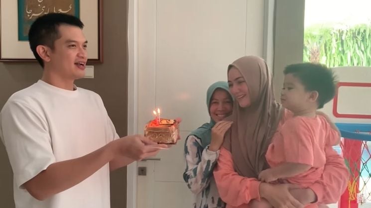 Momen Citra Kirana Beri Hadiah Umrah untuk Babysitter (YouTube/Ciky Citra Rezky)