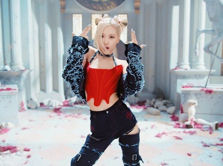 Rosé Tampil Unik dengan Crop Top Merah. (Dok: Youtube/BLACKPINK