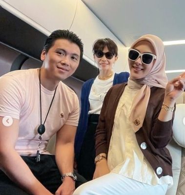 Syahrini saat berada di dalam kereta listrik di Jepang [Instagram/princessyahrini]