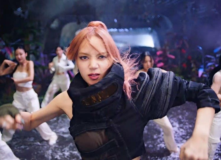 Kerennya Lisa dengan Atasan One Shoulder. (Dok: Youtube/BLACKPINK