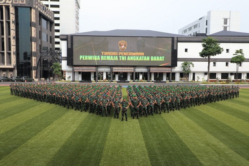 Lulusan taruna Akmil dan Sepa PK 2022 itu menjalani prosesi penciuman panji TNI AD "Kartika Eka Paksi" di Mabes AD, Jakarta, Senin (22/8/2022). (Kadispenad)