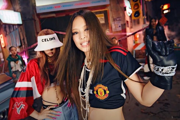 Jennie Curi Perhatian Crop Top Jersey Manchester United (Dok: Youtube/BLACKPINK