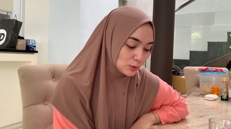 Momen Citra Kirana Beri Hadiah Umrah untuk Babysitter (YouTube/Ciky Citra Rezky)