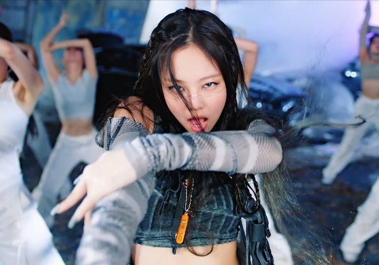 Jennie Kenakan Kalung Unik Chanel. (Dok: Youtube/BLACKPINK