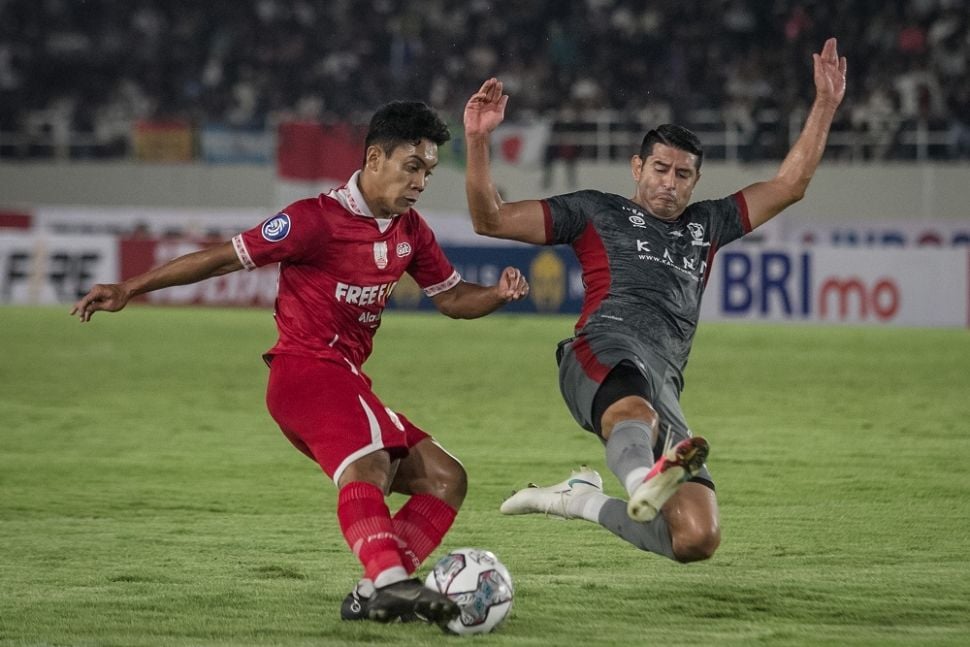 Pesepakbola Persis Solo Althaf Indie Alrizky (kiri) berebut bola dengan pesepakbola Madura United Esteban Vizcarra (kanan) pada pertandingan BRI Liga I di Stadion Manahan, Solo, Jawa Tengah, Selasa (23/8/2022). ANTARA FOTO/Mohammad Ayudha/hp