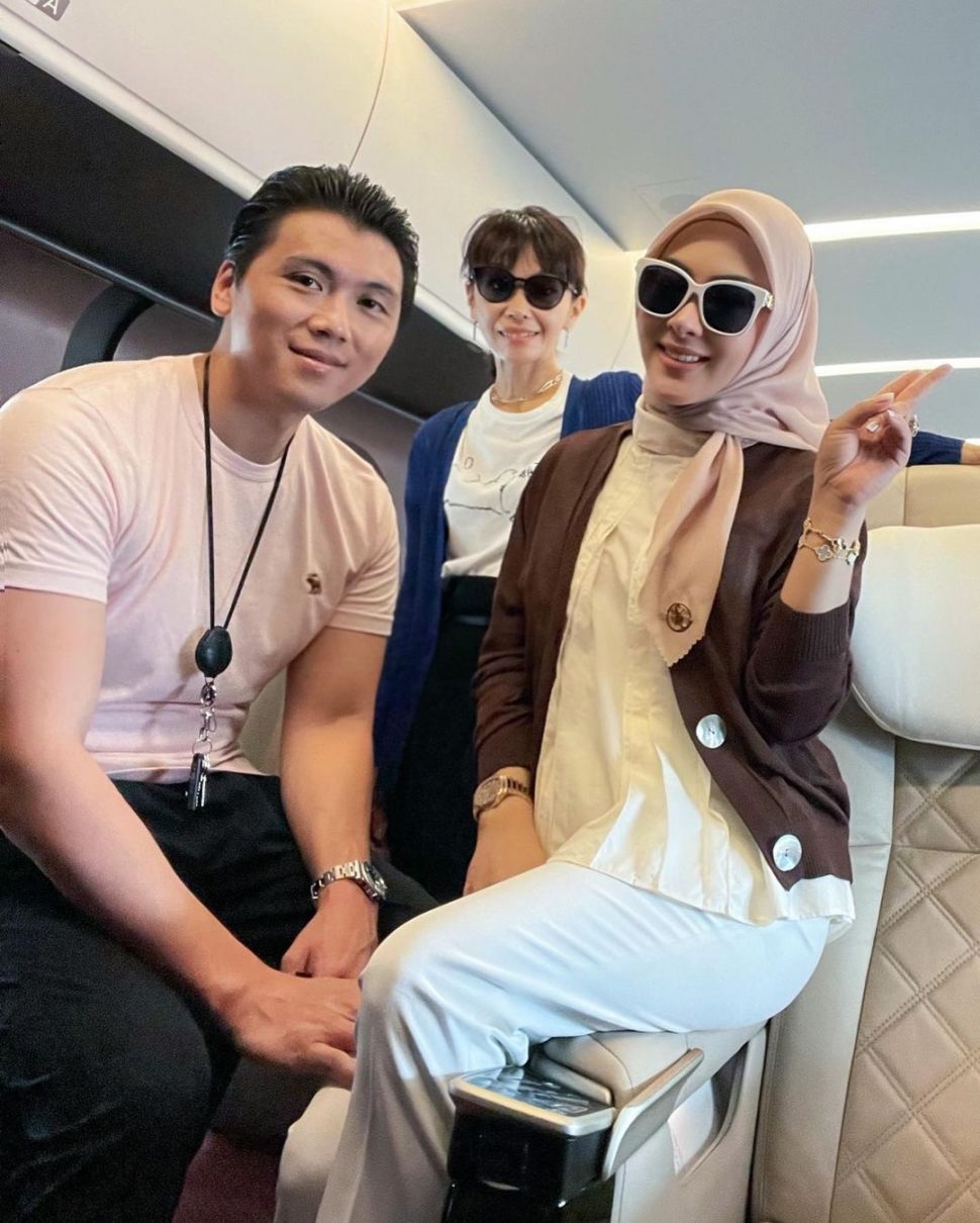 Potret Syahrini dan Suami Sewa Gerbong Kereta di Jepang (instagram/@princessyahrini)