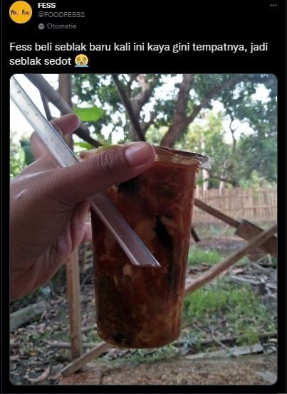 Dikemas Pakai Gelas Jus, Penampakan Jajanan Seblak Ini Bikin Warganet Gagal Paham. (Twitter/@FOODFESS2)