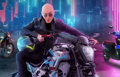 Deddy Corbuzier tampil garang dengan menunggangi motor sport yang gunakan tenaga listrik (Instagram)