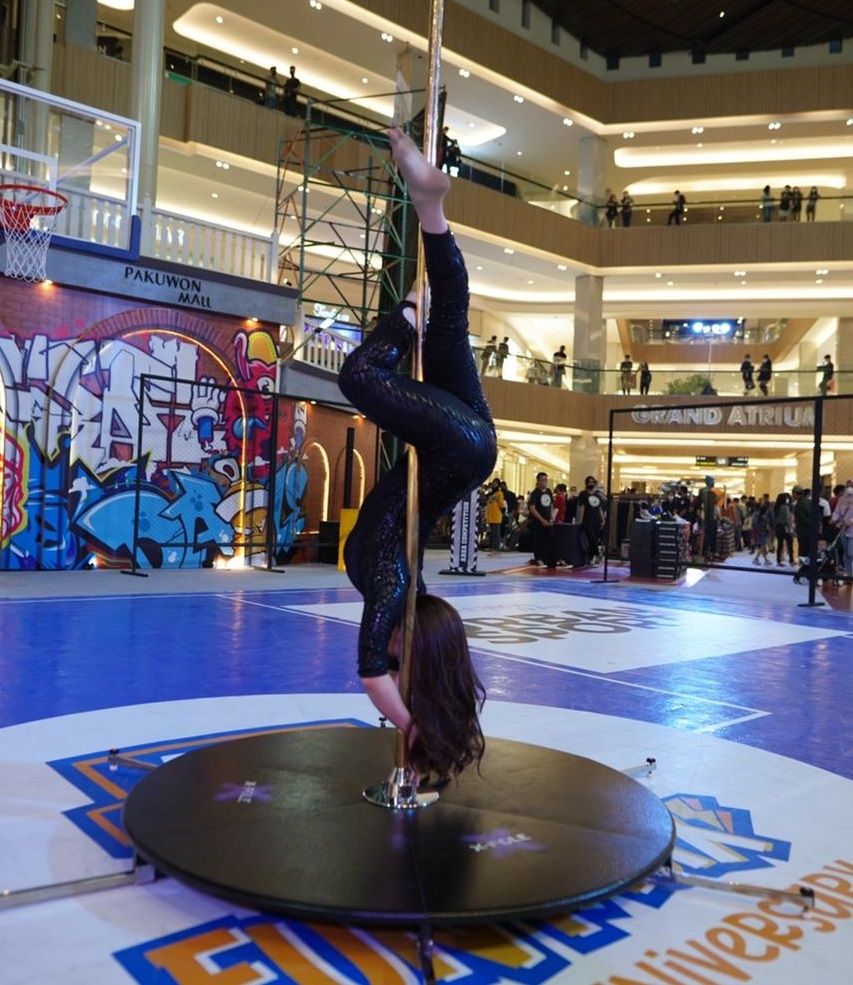 Aksi Pole Dance yang ditampilkan salah seorang pesenam dari Pole Fitness Academy Olivia dalam acara  Urban and Sport di Pakuwon Mall Surabaya. [dokumentasi pribadi]