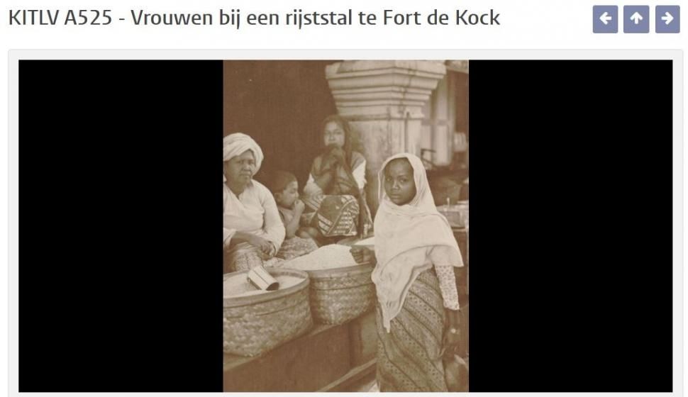 Foto penjual beras pada salah satu pasar di Bukittinggi tahun 1930-an. (Leiden University Libraries)