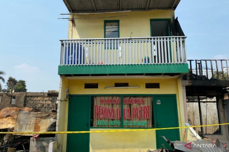 Warung ini menjadi viral usai selamat dari kebakaran di Simprug Golf, Jakarta Selatan, Rabu (24/8/2022). ANTARA/Luthfia Miranda Putri