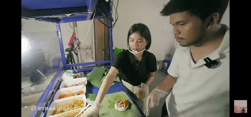 Potret Warung Nasi Bakar Melati Eks JKT48 (YouTube/Thariq Halilintar)