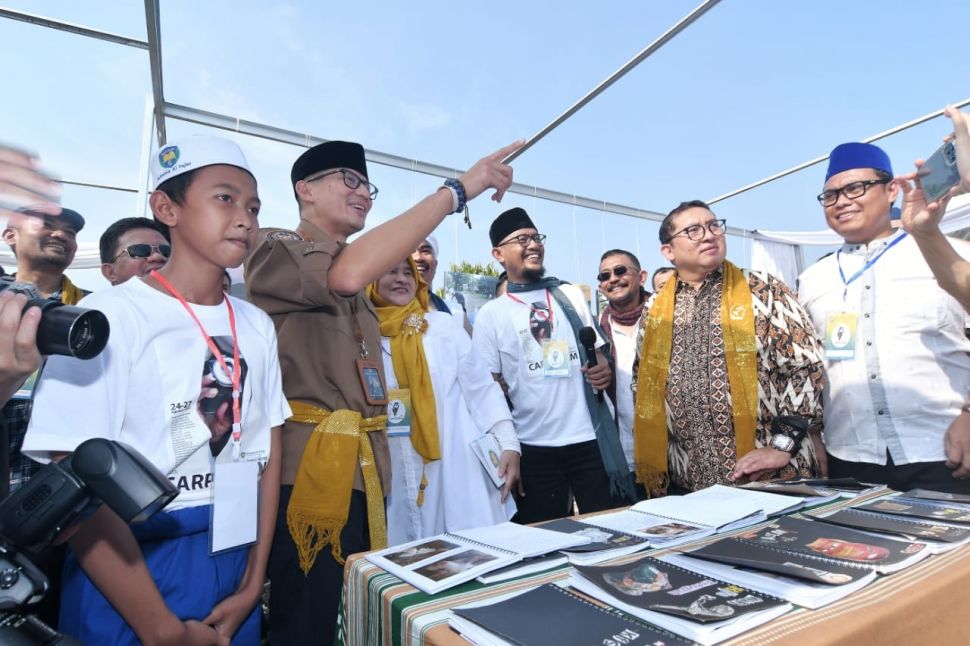 Sandiaga Uno menghadiri pameran fotografi santri di pesantren Ruhama Al Fajar, Tajurhalang.