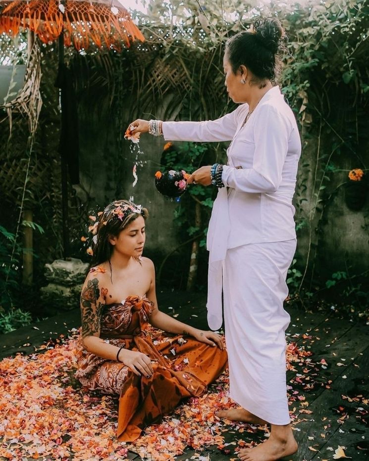 Artis Jalani Prosesi Melukat di Bali (instagram/@narinkovilda)