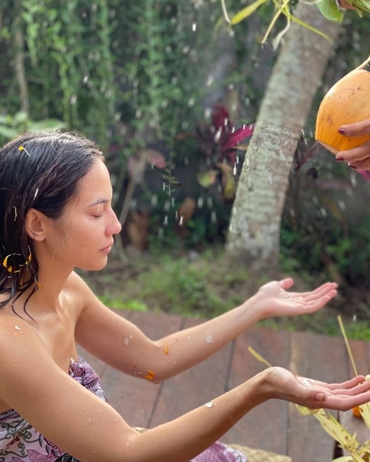 Artis Jalani Prosesi Melukat di Bali (instagram/@pevpearce)