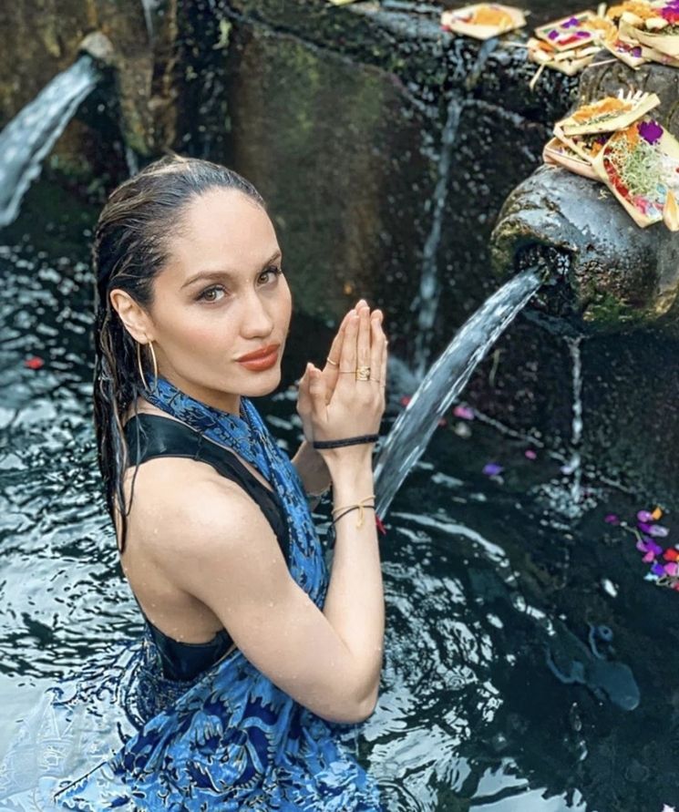 Artis Jalani Prosesi Melukat di Bali (instagram/@claurakiehl)