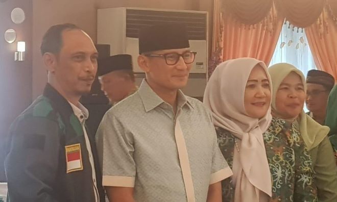 Menteri Pariwisata dan Ekonomi Kreatif Sandiaga Uno (tengah) saat bersama kader PPP Lampung. LAMPUNGPRO.CO/FATIH