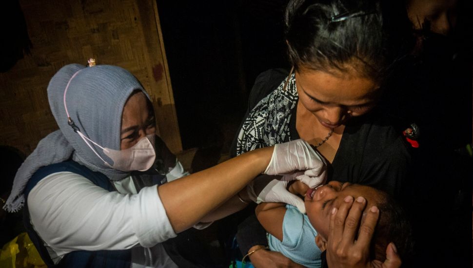 Bidan Puskesmas Cisimeut memberikan vaksin polio untuk individu anak Suku Baduy dalam Kampung Cisadane, Lebak, Banten, Hari Jumat (26/8/2022) malam. [ANTARA FOTO/Muhammad Bagus Khoirunas/wsj]