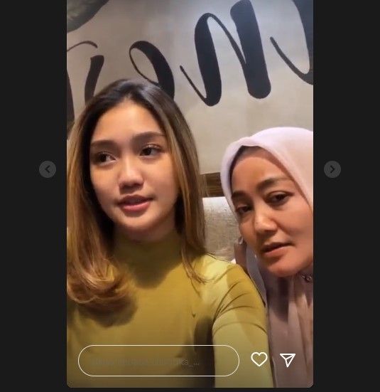 Chandrika Chika bersama ibu. [Instagram]