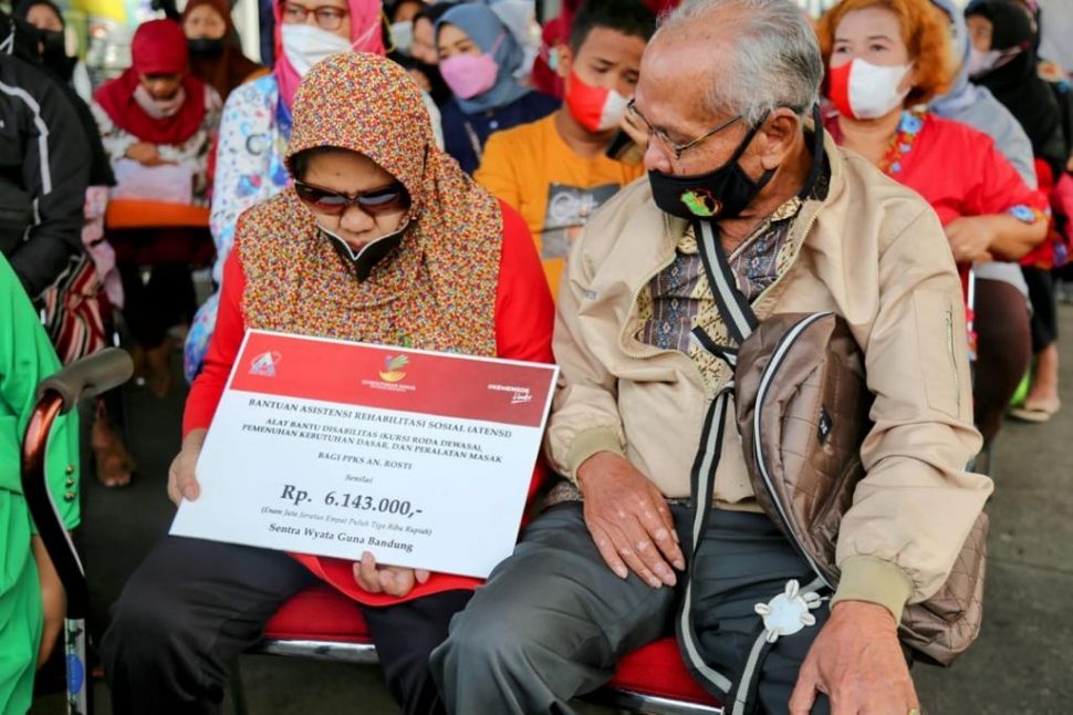 Warga Kota Bandung yang menerima manfaat bantuan dari Kemensos. (Dok: Kemensos)