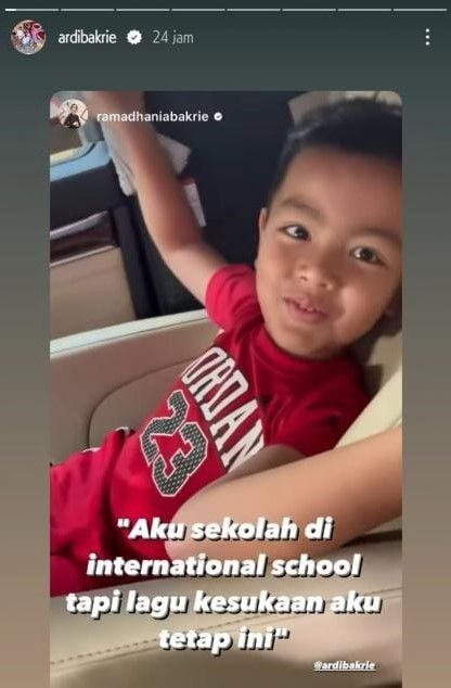 Anak bungsu Nia Ramadhani nyanyi lagu Ojo Dibandingke. [Instagram/ardibakrie]