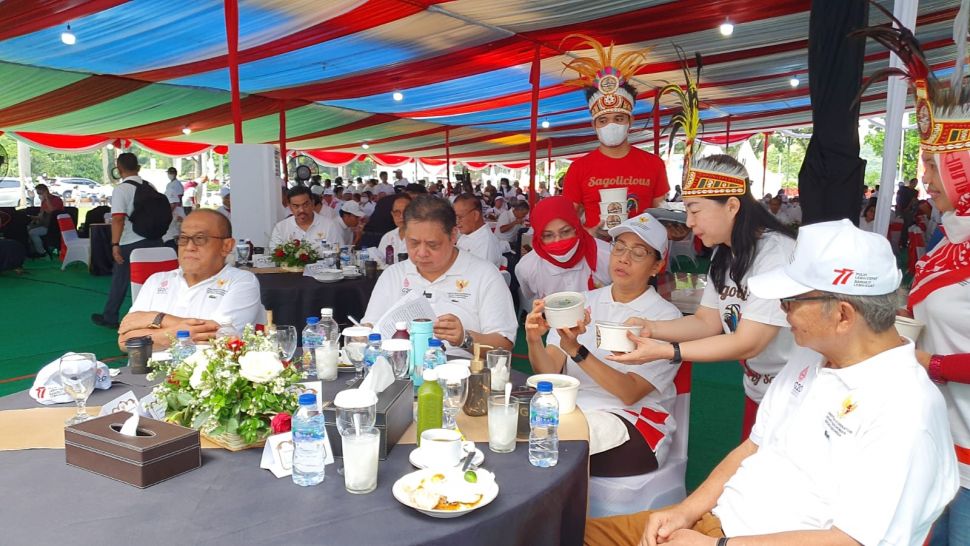 Airlangga Hartarto dan Sri Mulyani menikmati mi dari bahan baku sagu (Ist)