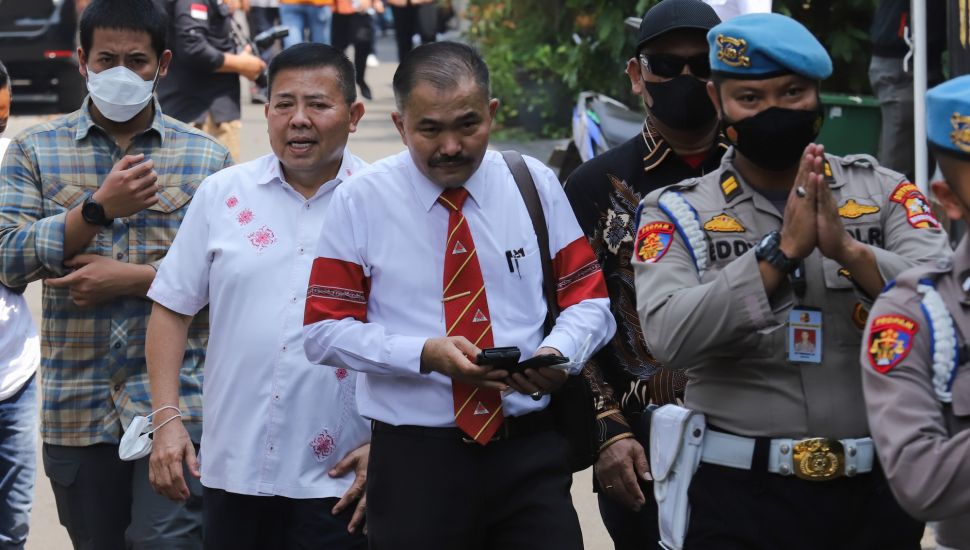 Pengacara keluarga mendiang Brigadir J, Kamaruddin Simanjunrak menemui awak media di area rumah dinas mantan Kadiv Propam Irjen Ferdy Sambo saat rekonstruksi digelar di Kompleks Polri Duren Tiga, Pancoran, Jakarta Selatan, Selasa (30/8/2022). [Suara.com/Alfian Winanto]