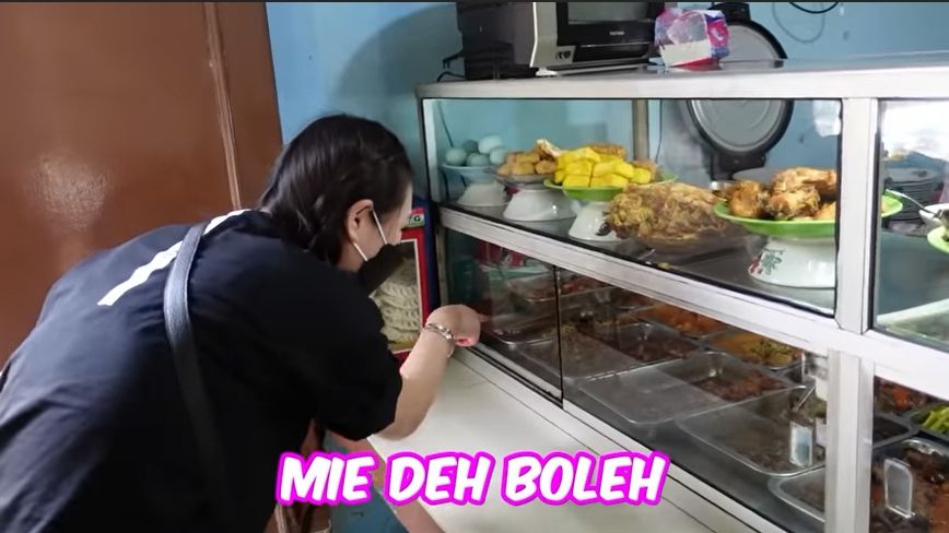 Momen Jess No Limit Ajak Sisca Kohl Makan di Warteg (YouTube/Jess No Limit)