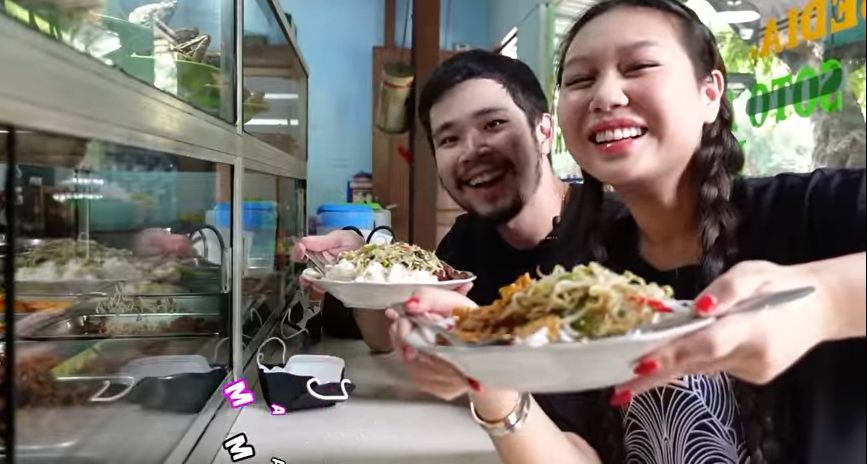 Momen Jess No Limit Ajak Sisca Kohl Makan di Warteg (YouTube/Jess No Limit)