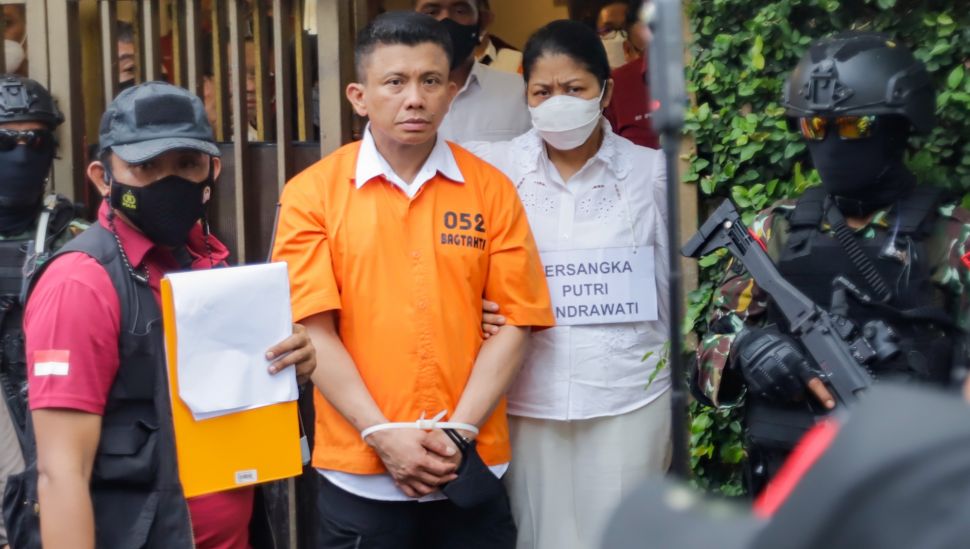 Tersangka Irjen Ferdy Sambo dan istrinya, Putri Candrawathi saat rekonstruksi pembunuhan Brigadir J di rumah dinas Ferdy Sambo di Kompleks Polri, Duren Tiga, Jakarta Selatan, Selasa (30/8/2022). [Suara.com/Alfian Winnato]