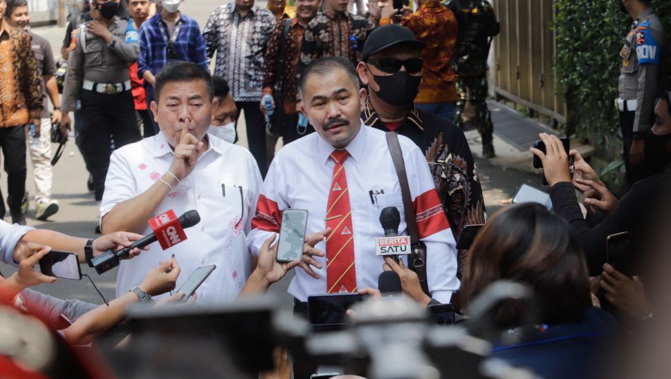 Pengacara keluarga mendiang Brigadir J, Kamaruddin Simanjunrak menemui awak media di area rumah dinas mantan Kadiv Propam Irjen Ferdy Sambo saat rekonstruksi digelar di Kompleks Polri Duren Tiga, Pancoran, Jakarta Selatan, Selasa (30/8/2022). [Suara.com/Alfian Winanto]