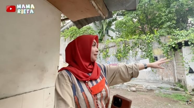 Momen Rieta Amilia Blusukan Ngecek Tanah (YouTube/Mama Rieta)