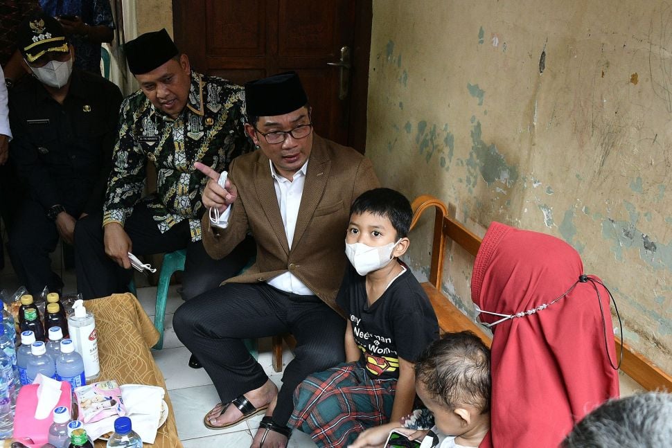 Gubernur Jawa Barat Ridwan Kamil (kedua kiri) bersama Plt Wali Kota Bekasi Tri Andhianto (kiri) berbincang dengan keluarga Almarhum Santoso Fauzi korban kecelakaan truk di depan SDN Kota Baru 02 dan 03 Kranji Bekasi, Jawa Barat Kamis (1/9/2022).  ANTARA FOTO