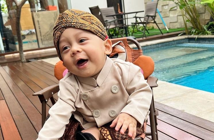 Potret Baby Leslar Pakai Baju Adat Jawa (Instagram/@lestykejora)