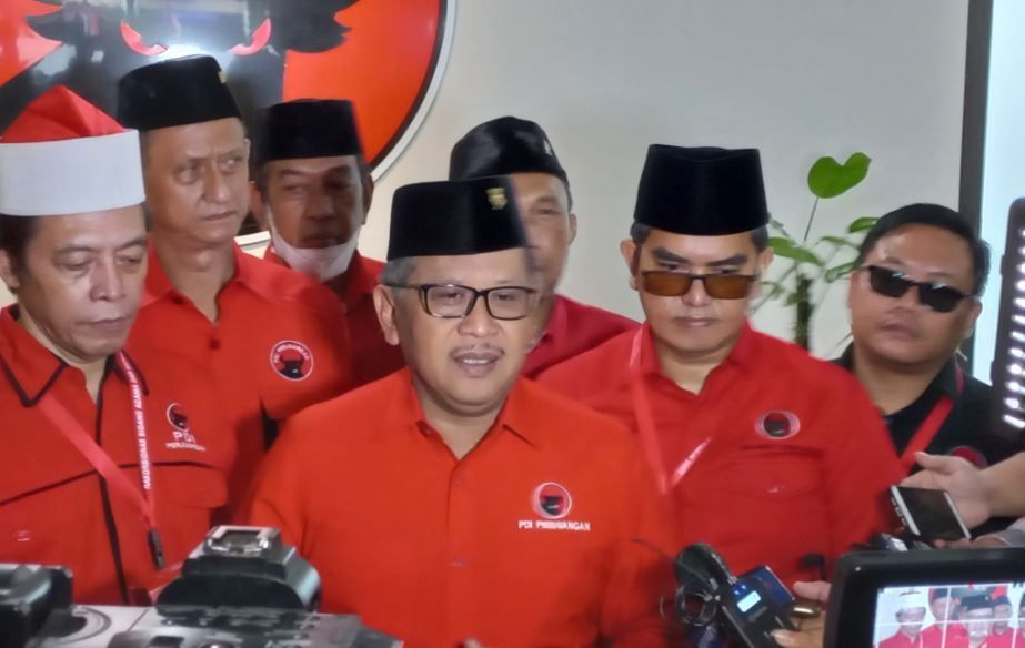 Sekjen PDIP Hasto Kristiyanto mengemukakan, menaikan harga BBM bersubsidi akan menjadi opsi terakhir Pemerintahan Jokowi. [Suara.com/Bagaskara]