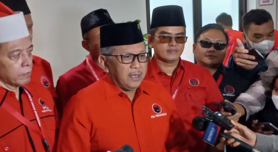 Sekjen PDIP Hasto Kristiyanto menjelaskan persoalan ekonomi bakal menjadi senjata lawan politik untuk menjatuhkan Pemerintahan Jokowi-Maruf Amin. [Suara.com/Bagaskara]