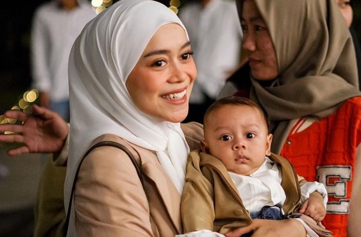 Potret Baby Leslar Pakai Baju Adat Jawa (Instagram/@lestykejora)