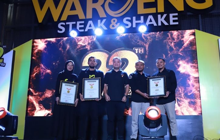 Penyerahan Penghargaan Waroeng Steak & Shake Raih Rekor Muri Sebagai Restoran Steak Halal. (Istimewa)