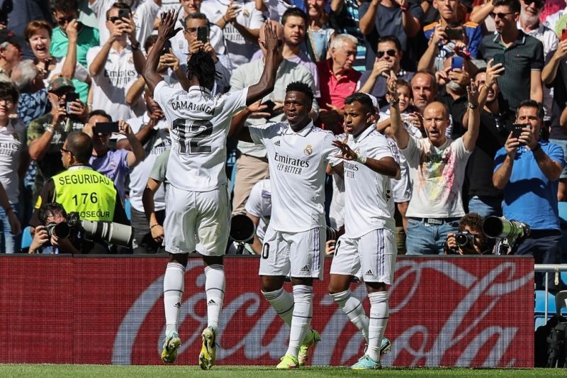 Penyerang Real Madrid Vinicius Junior (tengah) melakukan selebrasi gol bersama Eduardo Camavinga dan Rodrygo dalam pertandingan Liga Spanyol antara Real Madrid CF dan Real Betis di Stadion Santiago Bernabeu di Madrid pada 3 September 2022. [AFP/THOMAS COEX]