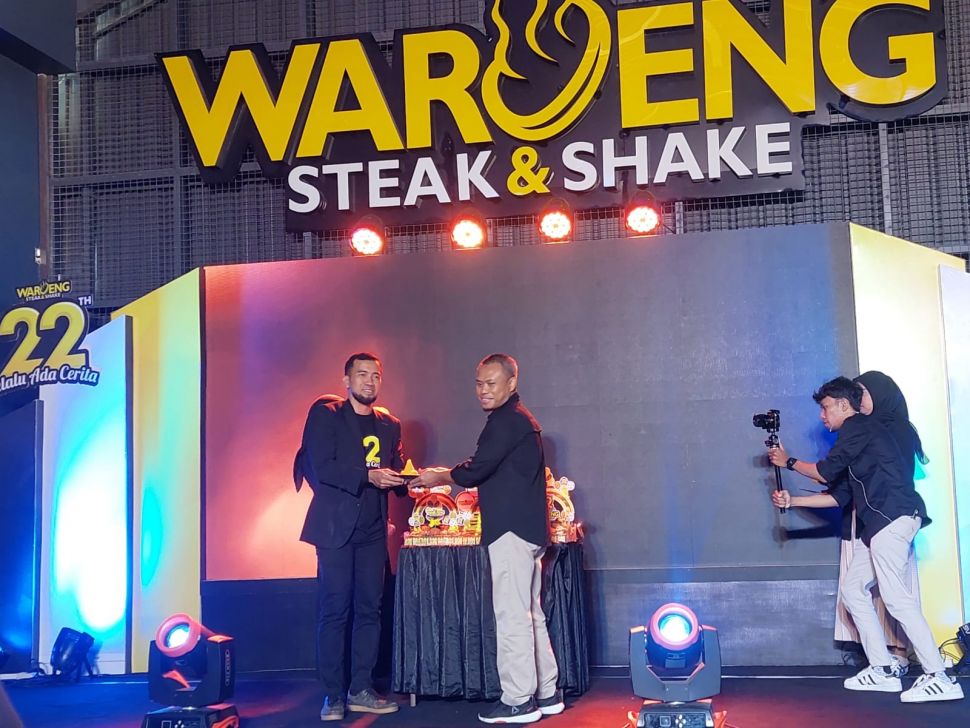 Penyerahan tumpeng sebagai simbol Milad Waroeng Steak & Shake ke- 22 Tahun, dari Jody Brotosuseno selaku CEO kepada Riyanto, Direktur Utama PT. Waroeng Steak Indonesia. (Suara/Arendya)