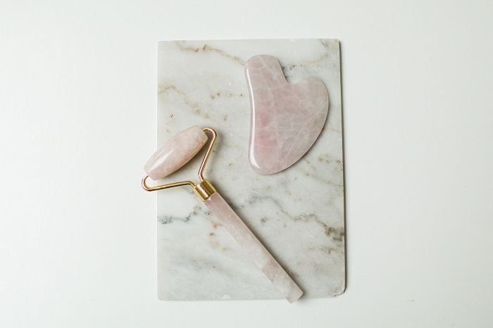 Ilustrasi penggunaan gua sha. (Pexels)