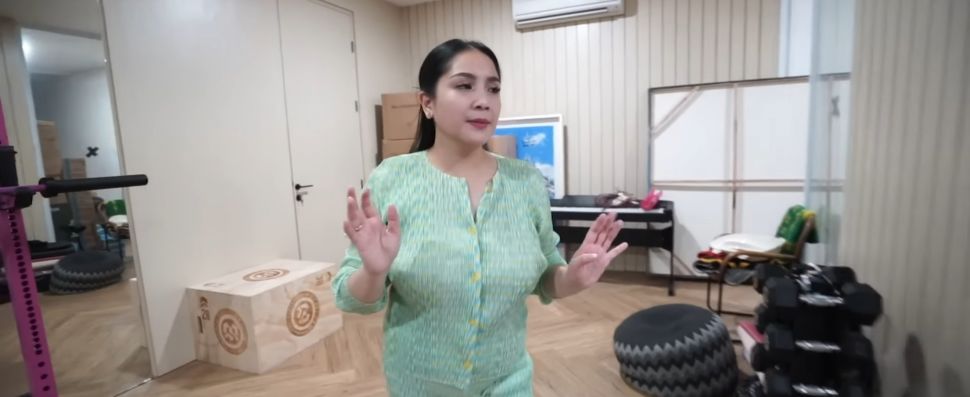 Baju Nagita Slavina mirip tikar plastik. (Dok. Instagram)