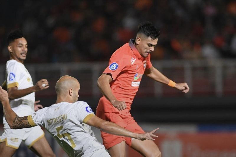 Penyerang Borneo FC Matheus Pato harus berjuang ekstra untuk melewati pemain belakang Dewa United pada pertandingan Liga 1 di Stadion Segiri Samarinda (Media Officer Borneo FC)